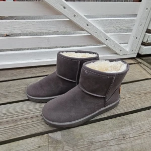 Uggs - Ett par gråa uggs i mocka från sport best fashion, helt nya endast testade. Storlek 37! 