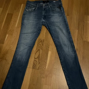 Replay Jeans - Tja, säljer ett par byxor från replay. Modell anbass och storlek 32/34. Byxorna har ett litet hål vid grenen av byxan. Där av det låga priset. Hör av vid eventuell frågor. Byxorna passar dig mellan 177-183