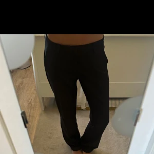 Svarta kostymbyxor med bootcut  - Snygga svarta kostymbyxor med bootcut ner till och låg midja. 