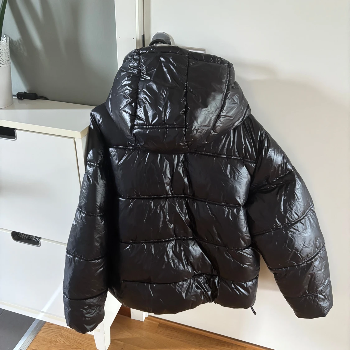 Svart glansig pufferjacka - 1