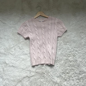 Ljusrosa stickad tröja Gina Tricot - Säljer en ljusrosa kortarmad stickad tröja från Gina tricot i storleken 146-152 för att den inte passar längre. Pris kan diskuteras 💕