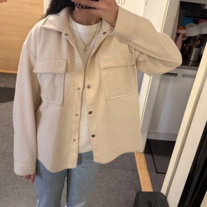 Kappa med två fickor  - Kan stylas jätte fint. Pris går att diskutera