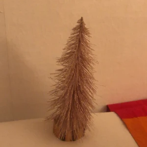 Rosa och glittrig dekorativgran - Säljer en rosa och glittrig dekorativgran från clasohlson som är ungefär 24cm lång💕