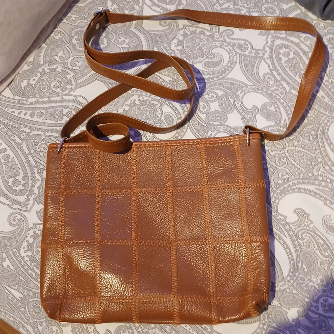 Brun rutmönstrad axelväska i skinn - 1