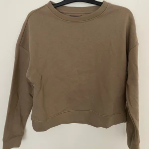 Beige sweatshirt från Pieces XS - En enkel och snygg beige sweatshirt från Pieces i storlek XS. Tröjan har rund hals, lång ärm och en loose passform. Materialet är mjukt och känns som bomull, perfekt för chill dagar. Stilren utan mönster eller detaljer, passar till jeans eller leggings.