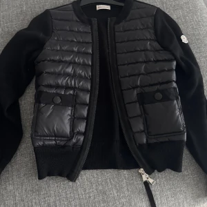 Moncler cardigan  - Använd fåtal ggr storlek 1/S men passar mer som xs ❤️taggar följs med, qr kod och nfc som garanterar äkthetsbevis