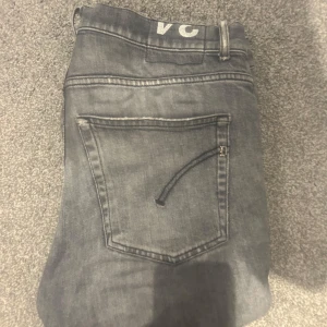 Dondup Jeans  - Ett par snygga och välanvända byxor från Dondup. Nypris 3500kr mitt pris 700kr. Längd 1 M midja 50cm. Vid fler frågor är det bara att skriva! Modell på bilden 185cm 85kg