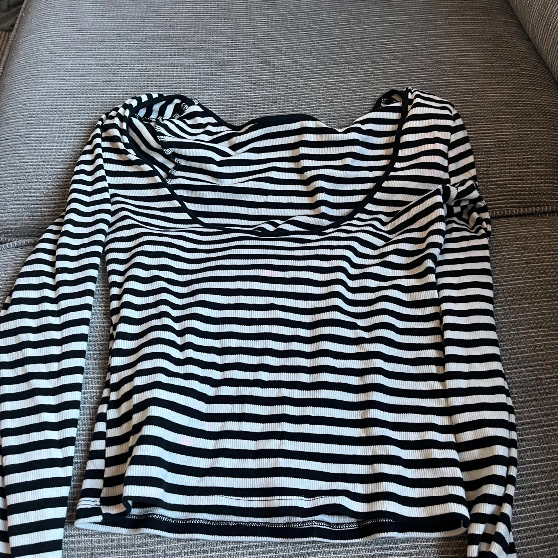 Randig långärmad topp i ribbad bomull - 1