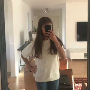 Vit stickad kortärmad tröja H&M - Mysig vit stickad tröja från H&M i storlek 170. Tröjan har korta ärmar och rund halsringning, perfekt för lager-på-lager eller som den är. Enkel och stilren design som passar till jeans eller kjol.❤️