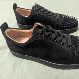 Svarta Louboutin sneakers med nitar - Skickar med kvittot och dustbag mm skriv pm du har ytterligare frågor! 