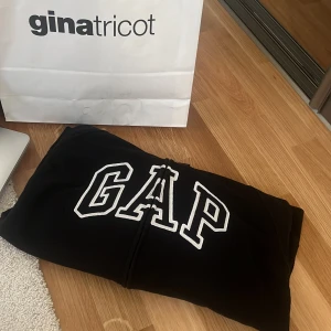 Svart GAP hoodie med dragkedja - Svart zip hoodie från gap, använder få gånger men mest legat i min garderob. Inget fel på den❤️