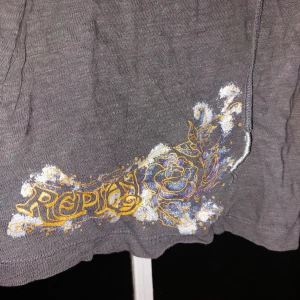 Grå v-ringad tröja från Replay - Grå flowig topp från replay 