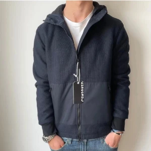 Navy cardigan  - Navy cardigan från censored. Ny köpt aldrig använd men var för liten på mig så säljer vidare för priset 1000kr. Ny pris 2700