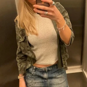 Trekvart militärjacka - Älskar denna tunna jacka/ overshirt den passar till allt och är snyggt att ha inomhus också🌸🌸