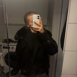 Meotine svart wool jacket - Säljer nu min svarta Meotine jacka i strl xs-s då den tyvärr inte kommer till användning, passar perfekt nu till hösten och vintern. Nypris: 3500kr