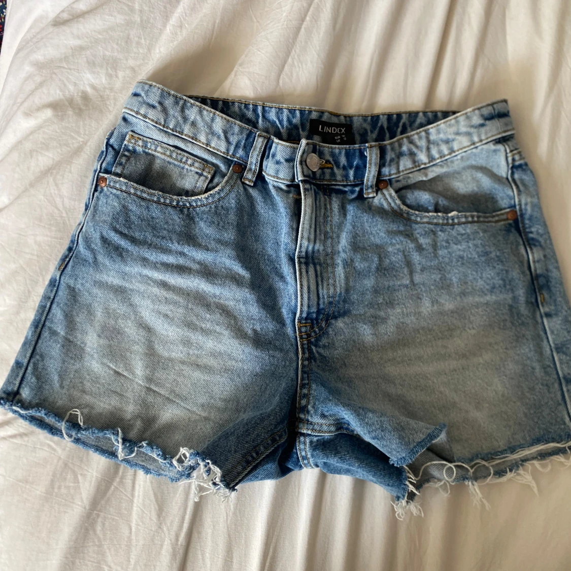 Blå jeansshorts från Lindex