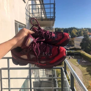 Adidas raf Simons ozweego  - Äkta. 8/10 skick. Mer information, bilder och prisdiskutering i dm. Bästa skorna för att plocka upp tjejer 