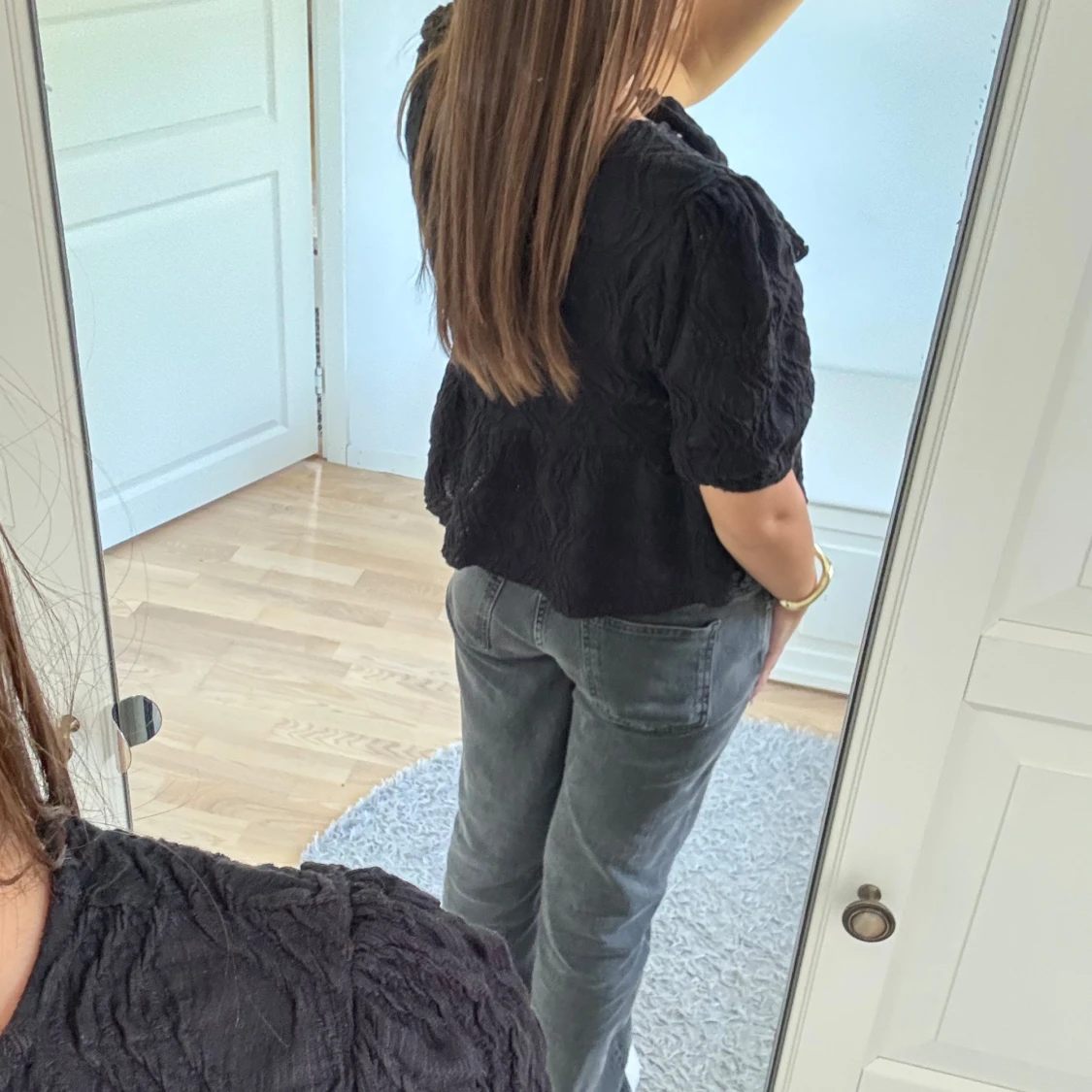 Svart blus med knyt och puffärm - 1