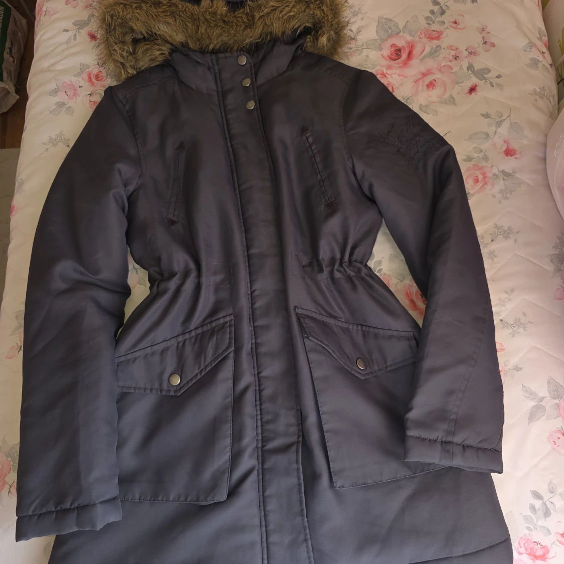 Marinblå parkasjacka med fuskpäls från ONLY