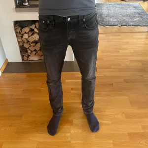 Nudie jeans grim tim. - Säljer dessa nudie jeans som är nästan helt nya. Knappt använda och i superfint skick,ö. Inhandlade på NK och kvitto finns även. Vid fler frågor eller funderingar är det bara att höra av sig. Storleken är 30/32 och modellen är ca 180 cm lång. SITTER UNEFÄR SOM ETT PAR I STORLEK 30/31