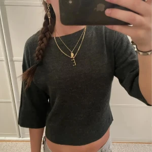 Trekvartsärmad tröja - Mörkgrå trekvartsärmad tröja i fint skick!💕 perfekt nu inför hösten🍂 