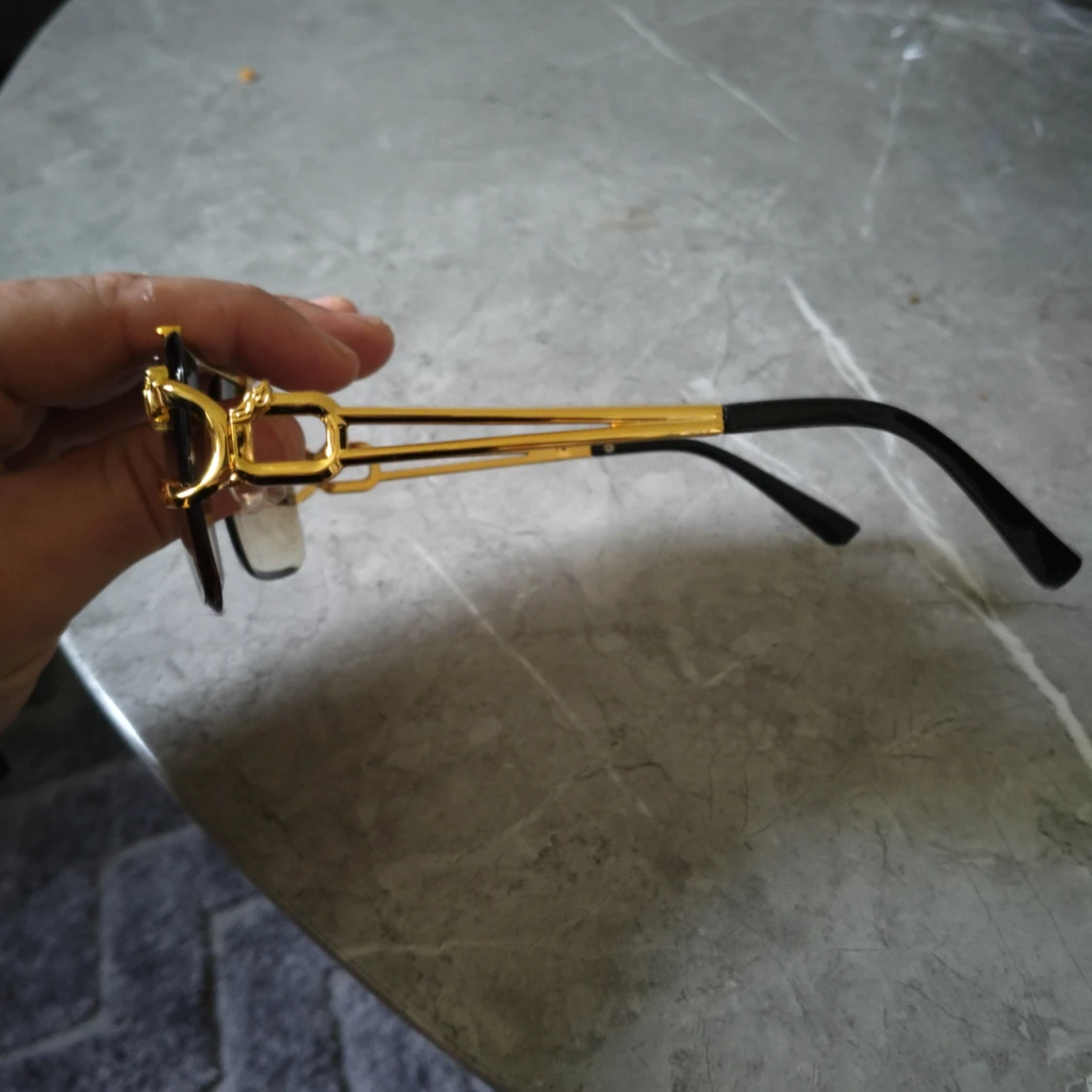 Guldiga rektangulära solglasögon - 1