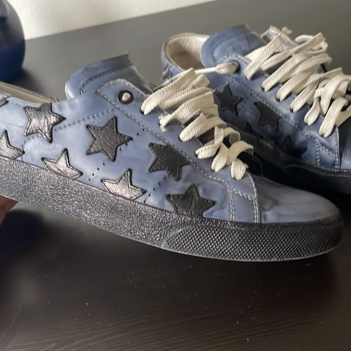  Skickar gärna tydligare bilder om ni frågar😁 Saint Laurent blå sneakers med stjärnor - 4