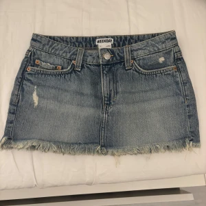 Jeanskjol - Superfin mini, lågmidjad jeanskjol ifrån weekday som aldrig är använd❤️🥰