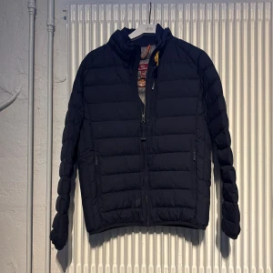 Blå Parajumpers Jacka - Säljer en blå parajumpers jacka. Jackan är en Y-M men skulle passa Small. Jackan är till dig som vill lägga en liten extra touch i din stil