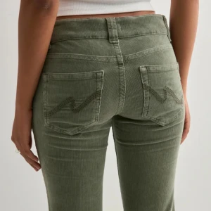 Low waist Stitch Jeans   - Nya oanvända jeans från Nelly, gröna i Manchester material. Ordpris 699kr med etikett kvar. Innerbenslängd ca 84cm. Storlek 34 