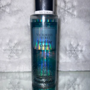 Victoria’s Secret Sparkling creme Mist - Fräsch body mist från Victoria's Secret i doften Sparkling Creme. Flaskan rymmer runt ~ 250 ml. Doftnoter av kokos och marshmallow ger en söt och glittrande känsla. Perfekt för dig som gillar söta och tropiska dofter.
