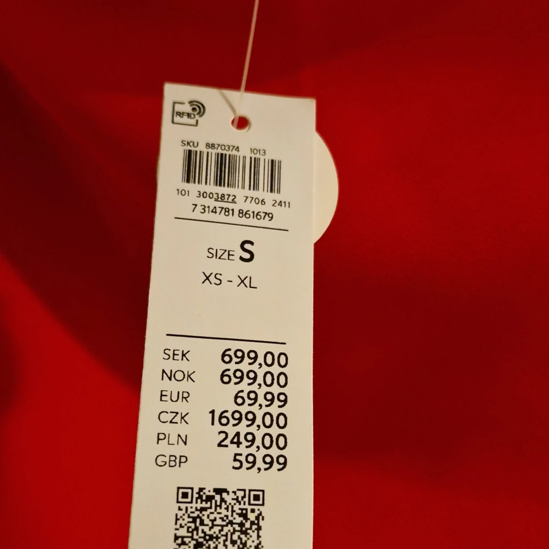 Röd oneshoulderklänning från Lindex - 1