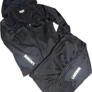 Lacoste tracksuit - En fet och sällsynt Lacoste dress som ej går att köpa längre. Säljer eftersom den börjar bli för liten för mig. Det är två olika storlekar på byxorna och tröja men dom båda sitter som S. Original pris låg på nästan 3 tusen. Såklart är den äkta inget snack om det. Men vid andra funderingar är det bara säg till🤗🐊
