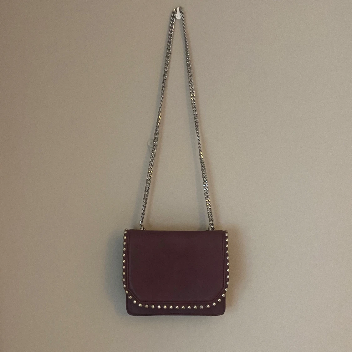 Vinröd axelväska med nitar