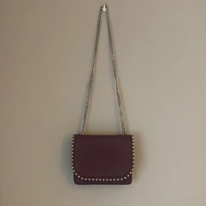 Vinröd axelväska med nitar - Jättefin till hösten❣️