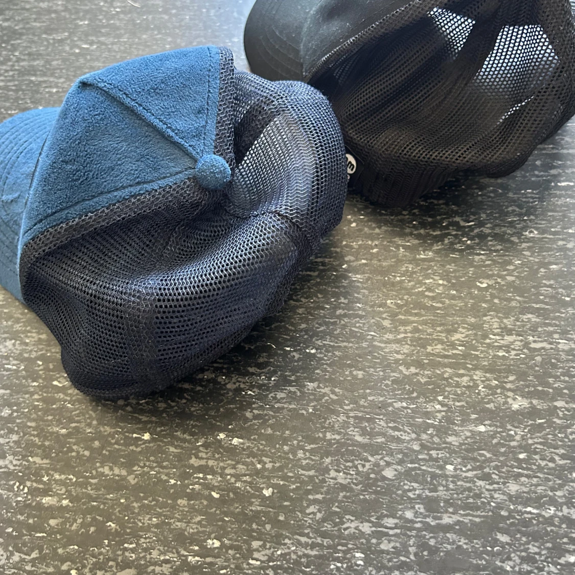 Två schyssta kepsar med tryck - 1