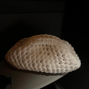 Handvirkad vit väska  i bomull - Vit virkad väska!