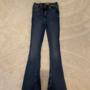 Blå flare jeans från 157, storlek S - Säljer ett par blå Snake Flare jeans från 157 i storlek S. Skriv om mer info/bilder behövs❤️