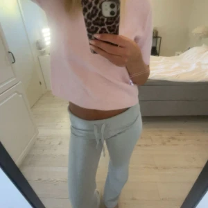 Stickad tröja - Superfin rosa stickad tröja med korta ärmar! Sparsamt använd💃