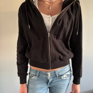 Svart hoodie med dragkedja och huva - Klassisk svart hoodie med dragkedja från H&M i storlek XS. Skön, enkel och passar till allt – både hemma och ute. Nypris ca 250 kr, säljer för 120 kr. 💗💗