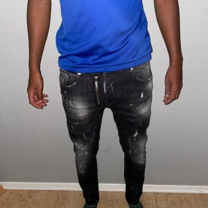 Dsquared jeans storlek 44  - Säljer ett par dsquared 2 jeans i storlek 44. Modellen är 175 cm väger 67 kg. Helt ny. Fin replika med grym kvalitet. Pris: 1000kr. Först till kvarn som gäller 