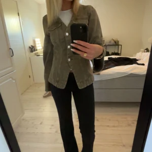 Jeansjacka - Supersnygg grön jeansjacka som går in i midjan och aningen urringad! Väldigt sparsamt använd!💃Storlek XS men passar även S
