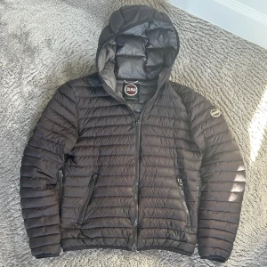 Colmar jacka - Säljer en svart dunjacka från Colmar med huva och dragkedja framtill. Nypris är ca 3000 kr✅  Perfekt för kyligare dagar och riktigt snygg passform👌Storlek 48(S-M Har inga större defekter alls‼️ Hör av er om ni undrar nåt!