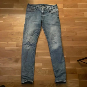 Scotch & Soda Ralston ljusblå jeans - Ljusblå jeans från Scotch & Soda, modell Ralston. Klassisk femficksdesign med smal passform och snygga slitningar. Jeansen har normal midja och är tillverkade i mjukt denimtyg med lite stretch för extra komfort.