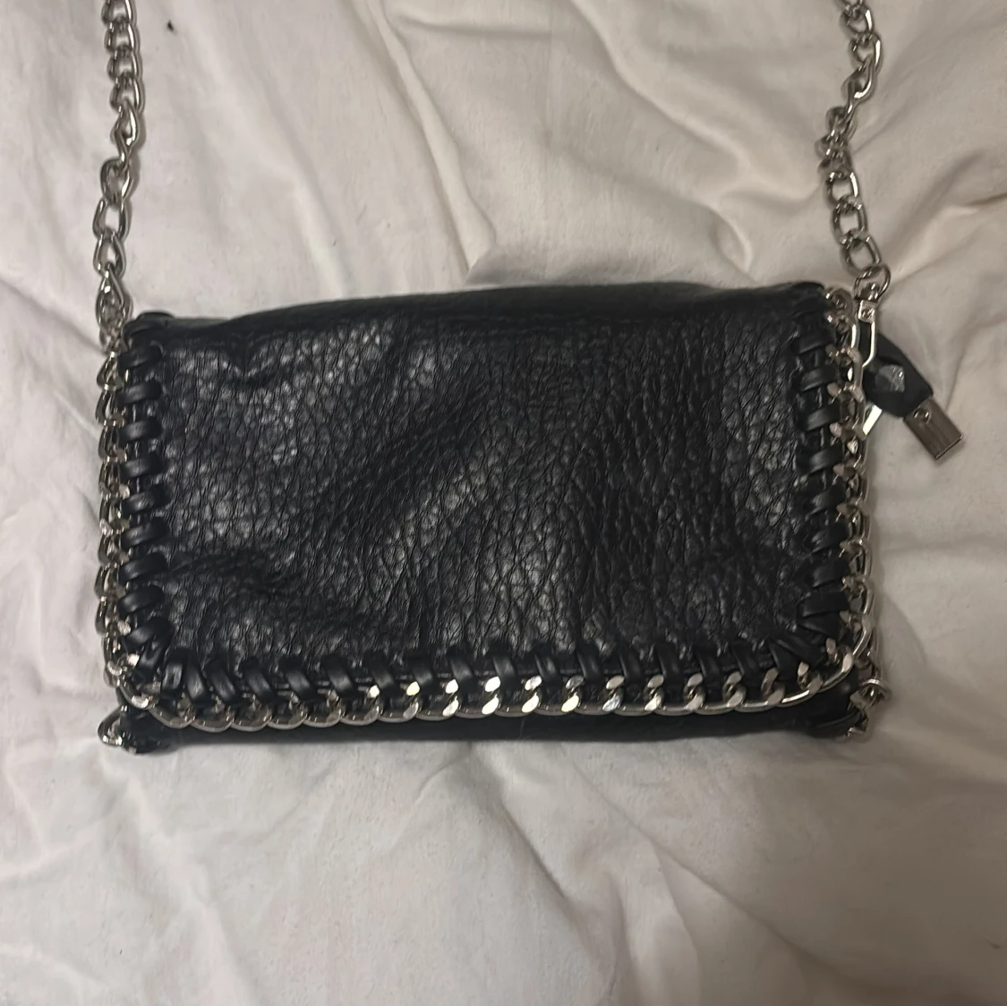 Svart axelväska med kedjedetaljer Tiamo