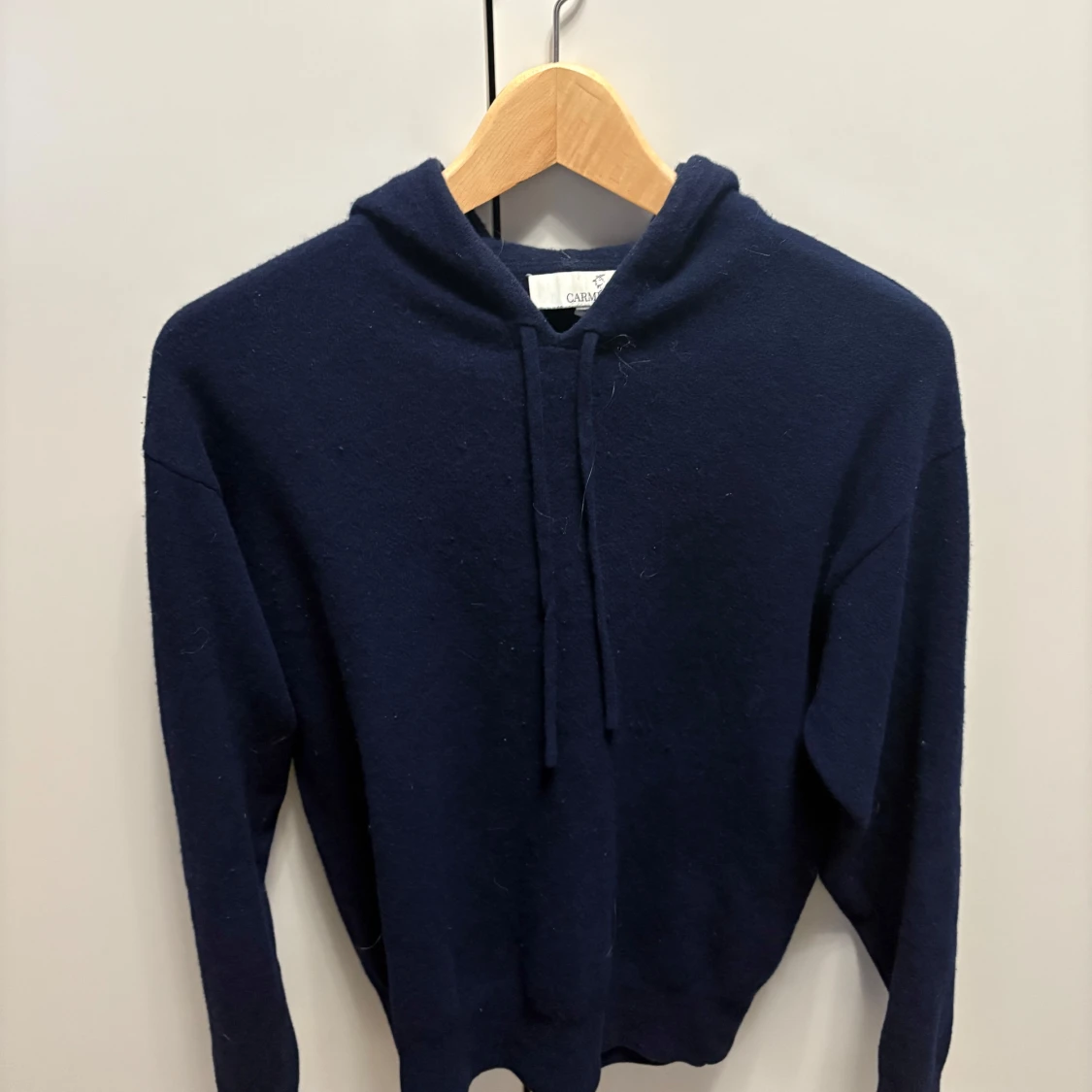 Mörkblå hoodie i kashmir från Carmés