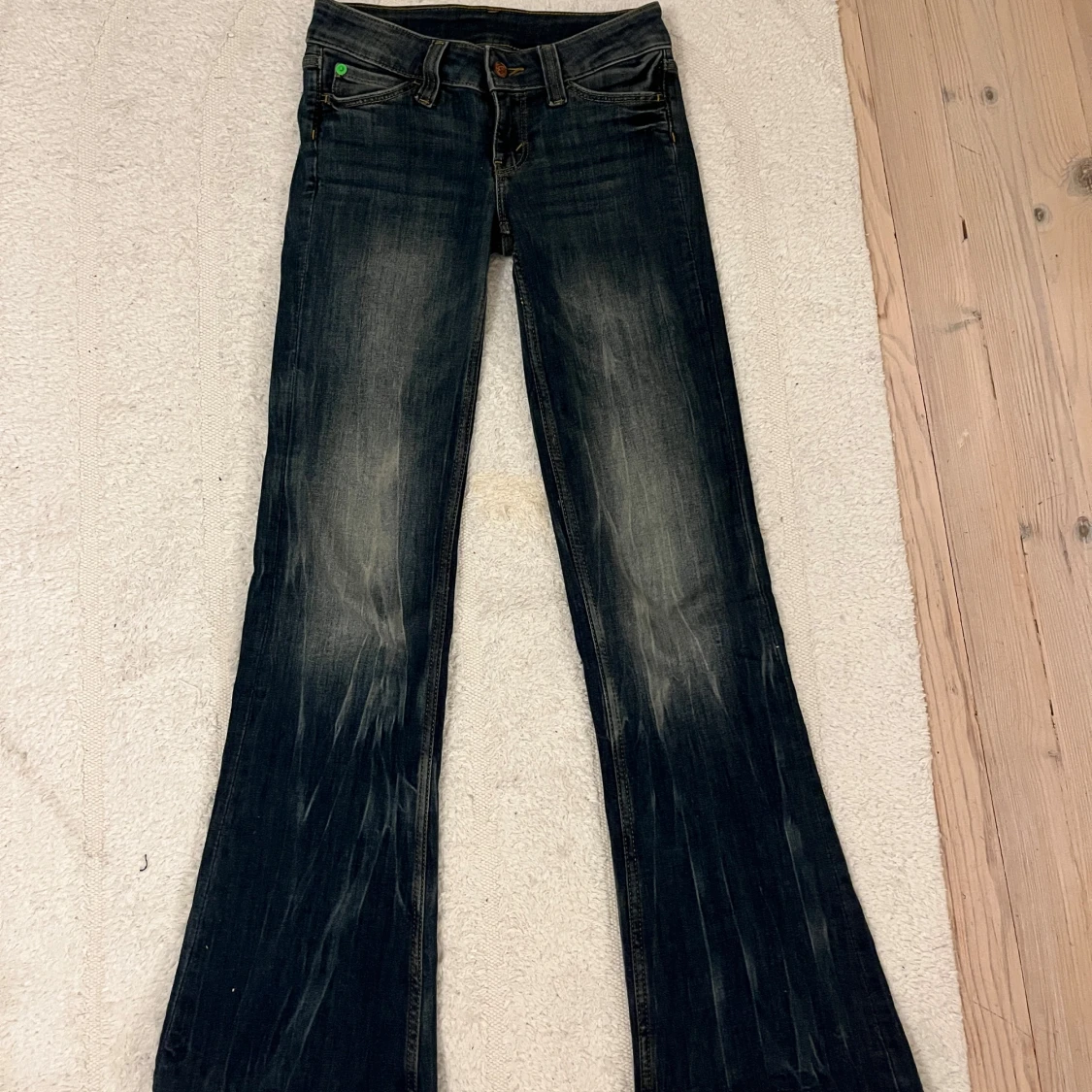 Cheap monday Bootcut jeans Bootybei med grön patch