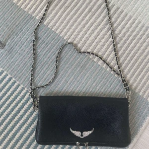 Svart axelväska med kedjedetalj - Zadig liknande väska, vet inte om den är äkta eller inte! 