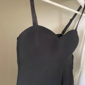 Svart snygg body  - Säljer en svart snygg body, aldrig använd då den var för liten, passar xxs/xs jag själv har typ xs/s och den är lite lite för tight för mig. Inbyggt stöd för brösten utan bygel🫶🏼 säljer en i brun med