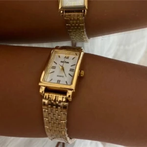 Liten guldklocka - Säljer denna supersnygga guldklockan då den inte kommer till användning, betalning sker via Swish då jag inte kan posta den direkt och det är enklare att frakta genom postlådan!💕 (gratis frakt) stor i storleken men går att avlänka